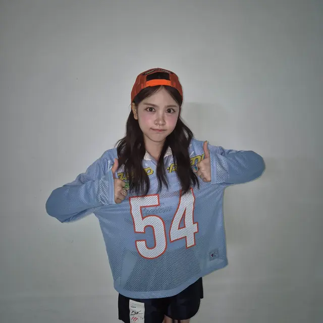 Inspirasi Cheerful Look Ala Carmen H2H (photo by Weverse)