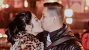 Beberapa waktu lalu, Nindy memamerkan kemesraannya bersama sang suami. Pasangan suami istri ini terlihat berciuman saat berada di Shanghai Disnyeland Park. (Foto: instagram.com/nindyparasadyharsono)