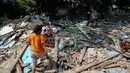 Sejumlah warga mencari sisa-sisa barang di lokasi penggusuran Pinangsia, Jakarta Barat, Kamis (28/05/2015). Warga terpaksa bertahan di lokasi penggusuran karena ditolak saat akan mengambil kunci di Rusun Marunda. (Liputan6.com/ Faizal Fanani)