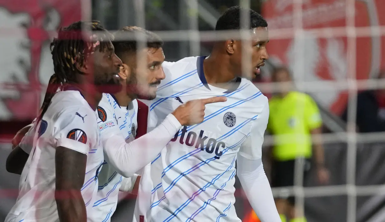 Pemain Fenerbahce, Dusan Tadic merayakan gol penyeimbang 1-1 ke gawang FC Twente pada laga Liga Europa 2024/2025 di FC Twente stadium, Enschede, Belanda, Jumat (04/10/2024) dini hari WIB. (AP Photo/Peter Dejong)