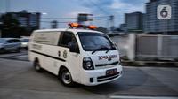 Mobil ambulans yang membawa pasien COVID-19 tiba di RSD Wisma Atlet, Kemayoran, Jakarta, Selasa (17/11/2020). Jumlah pasien COVID-19 di Tower 6 dan 7 RSD Wisma Atlet naik 32 persen. (merdeka.com/Iqbal S. Nugroho)