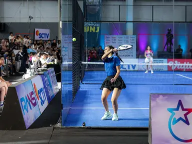 Selebritas Indonesia, Denalta Eunike berusaha memukul bola ke lawan dalam laga semifinal ganda campuran padel Turnamen Olahraga Selebriti Indonesia (TOSI) Season 4 di GOR UNJ, Jakarta, Minggu (02/11/2025). (Bola.com/Bagakara Lazuardi)
