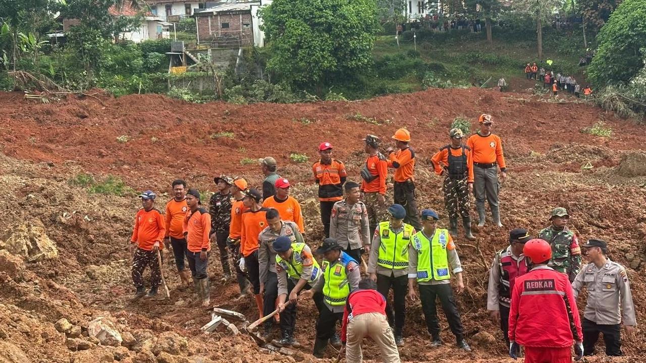 FOTO: Operasi SAR Longsor Majenang Terus Diperkuat, 20 Warga Masih Dalam Pencarian
