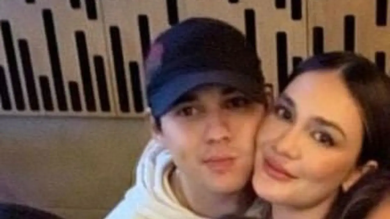 Momen Luna Maya dan Maxime Bouttier saat nonton konser Yovie Widianto