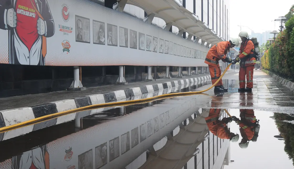 Petugas damkar menarik selang untuk memadamkan api saat simulasi penanggulangan kebakaran di gedung KPK, Jakarta, Jumat (14/9). Kegiatan itu bekerjasama dengan Dinas Penanggulangan Kebakaran dan Penyelamatan (DPKP) Provinsi DKI (Merdeka.com/Dwi Narwoko)