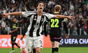 Penyerang Juventus asal Turki nomor punggung 10, Kenan Yildiz (C), merayakan gol pertama timnya saat pertandingan sepak bola putaran pertama Liga Champions&nbsp;match pertama antara Juventus FC dan PSV Eindhoven, di Juventus Stadium, Turin, Rabu dini hari WIB (18/9/2024). (Isabella BONOTTO/AFP)