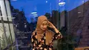 Berprofesi menjadi desainer busana di kota pahlawan. membuat Amira juga memperhatikan style-nya kala pergi keluar rumah. Kini, pilihannya jatuh kepada blouse hitam bermotif bunga, yang dipadu dengan kerudung cokelat dan celana jeans. Ia juga melengkapi penampilannya dengan sepatu kets putih. (Liputan6.com/IG/@amira_krmn)