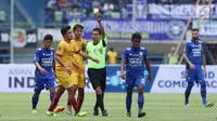 Wasit Jumadi memberi kartu kuning kepada pemain Sriwijaya FC, Novan Setya Sasongko saat laga melawan Persib di laga pembuka Piala Presiden 2018 di Stadion GBLA, Bandung, Selasa (16/1). Persib unggul 1-0. (Liputan6.com/Helmi Fithriansyah)