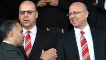 Direktur MU, Avram Glazer (tengah) dan Joel Glazer (kanan) saat menyaksikan laga antara Manchester United vs Tottenham Hotspur di Old Trafford, 24 April 2010. AFP PHOTO / PAUL ELLIS