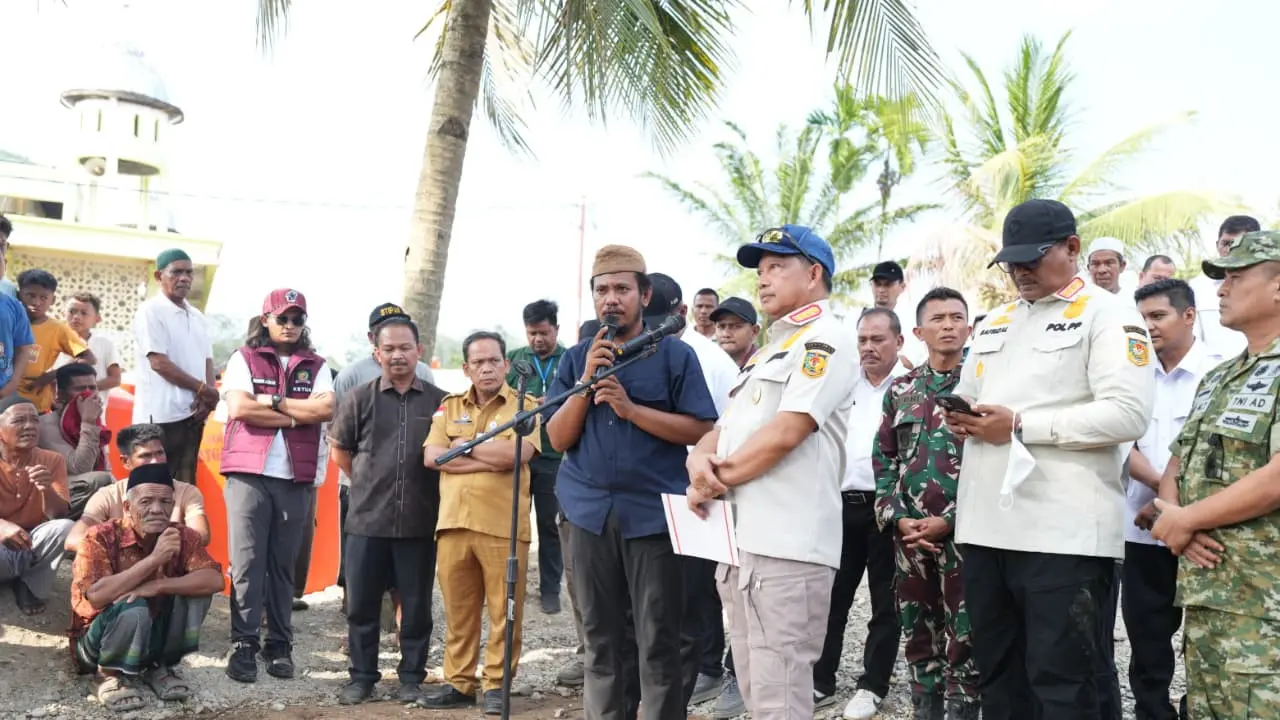 Ketua Satuan Tugas (Kasatgas) Percepatan Rehabilitasi dan Rekonstruksi (PRR) Pascabencana Sumatera Muhammad Tito Karnavian saat meninjau kondisi pengungsi di Kabupaten Aceh Tamiang.