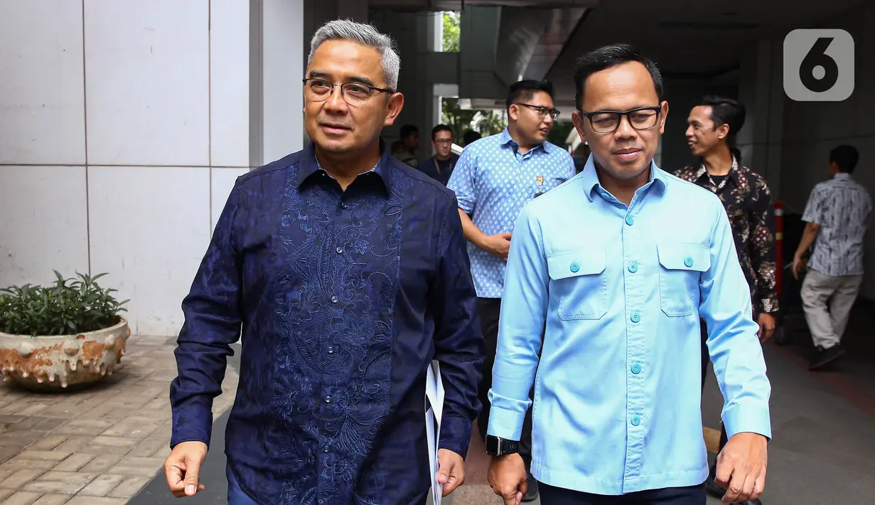 Walikota Bandung terpilih, Muhammad Farhan terlihat hadir untuk melakukan registrasi pelantikan dan pemeriksaan kesehatan di Kantor Kementerian Dalam Negeri (Kemendagri), Jakarta, Minggu (16/2/2025). (Liputan6.com/Angga Yuniar)