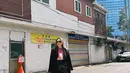 Yasmine Wildblood sedang berlibur ke Korea Selatan. Gaya kerennya memadukan atasan bermotif abstrak bernuansa merah, dipadu dengan blazer hitam, dan midi skirt, serta loafers yang juga berwarna hitam. [Foto: Instagram/yaswildblood]