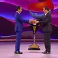 Presiden Jokowi menyerahkan tongkat estafet Keketuaan ASEAN 2024 kepada Perdana Menteri (PM) Laos Sonexay Siphandone. (Youtube Sekretariat Presiden)