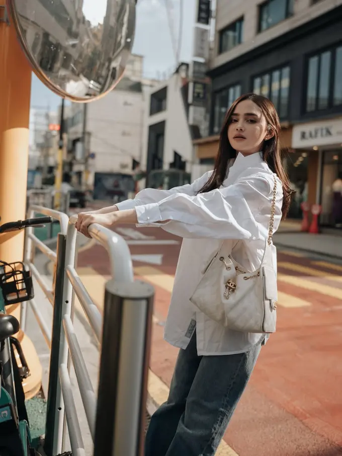 Gaya Syifa Hadju di Seoul Sebelum ke Chanel Show yang Dihadiri Jennie BLACKPINK, Padukan Kemeja Putih Rp82 Juta dengan Tas Hadiah dari El Ru