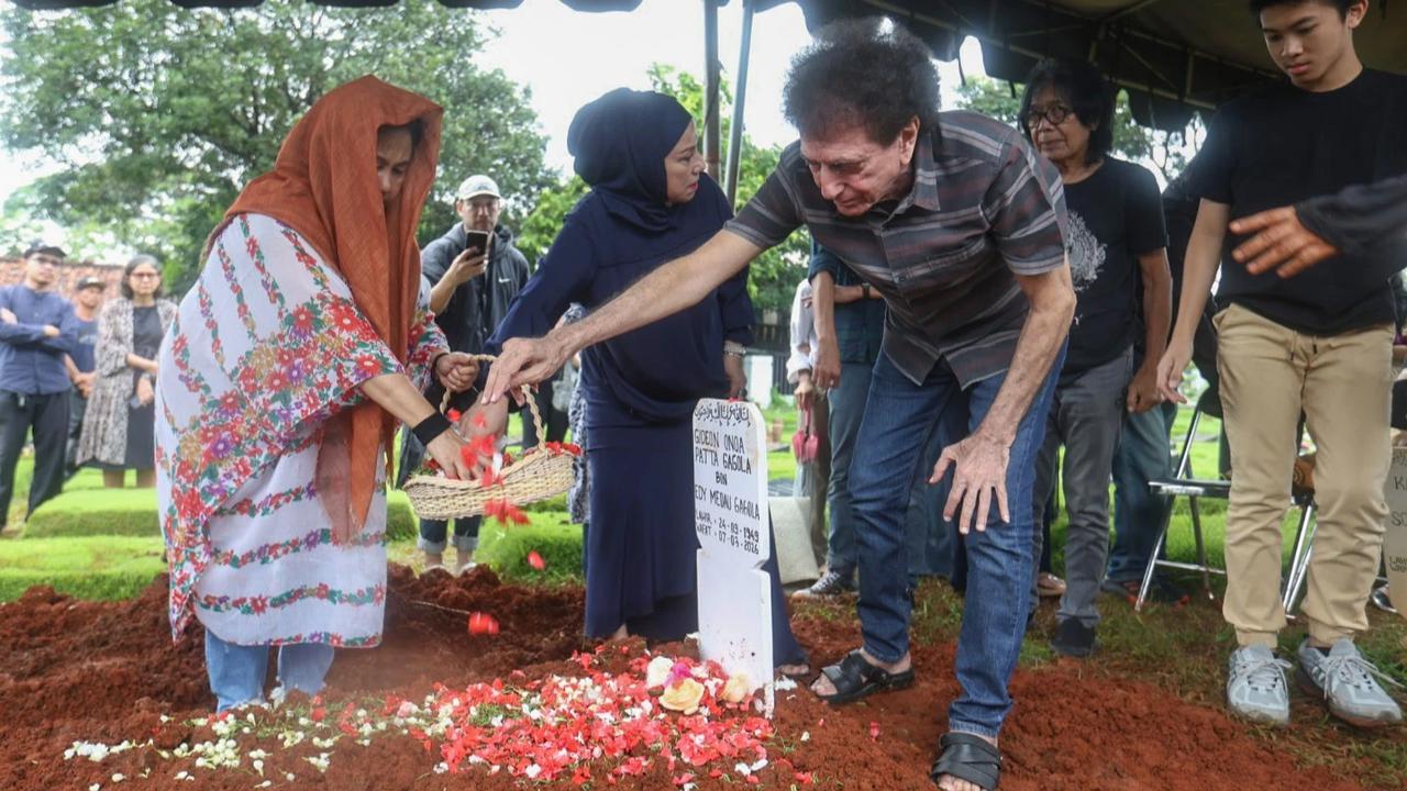 FOTO: Penghormatan Terakhir untuk Donny Fattah di TPU Kampung Kandang