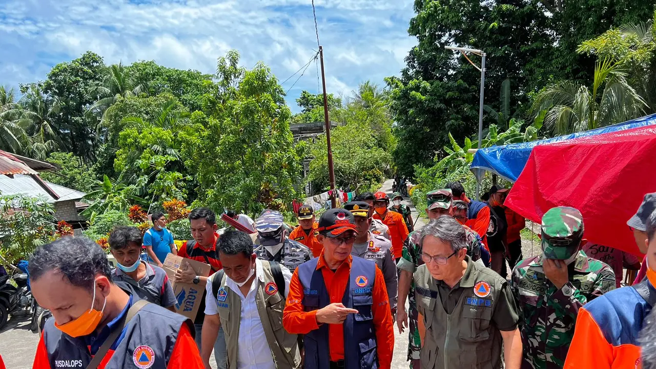 Kepala BNPB Letjen TNI Suharyanto mengunjungi lokasi pengungsian warga yang berada di Pulau Siau, Kabupaten Kepulauan Sitaro, Sulut, pada Sabtu (4/5/2024).