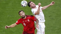 Penyerang timnas Swiss, Haris Seferovic berebut bola dengan bek Spanyol, Aymeric Laporte pada perempat final Euro 2020 kontra Swiss di Krestovsky Stadium, Saint Petersburg, Sabtu (3/7/2021) dini hari WIB.  Spanyol menyingkirkan Swiss 3-1 (1-1) melalui adu penalti. (Anton Vaganov/Pool via AP)