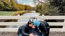 Sesampainya di Belanda, Irwansyah dan Zaskia Sungkar menikmati momen serunya jalan-jalan di Amsterdam. Selain aktor asal Bandung ini pun sempat teringat kenangannya bersama ibundanya saat menikmati momen seru di Belanda saat hidup yang bikin haru. (Liputan6/IG/@irwansyah_15)