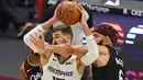 Pebasket Memphis Grizzlies, Jonas Valanciunas, berebut bola dengan pebasket Cleveland Cavaliers, JaVale McGee, pada laga NBA, Senin (11/1/2021). Grizzlies menang dengan skor 101-91. (AP/Tony Dejak)