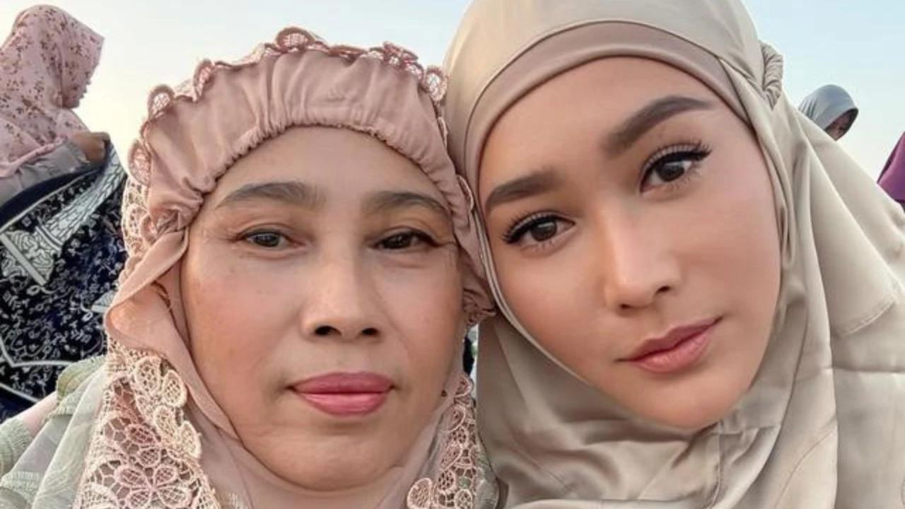 Cantik dan Awet Muda, Ibunda Inul Daratista Bak Kakak Beradik saat Berpose Bersama