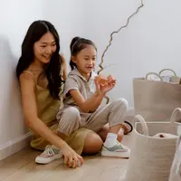 Gunakan nada suara yang tenang dan kalimat sederhana agar anak merasa aman, dipahami, dan lebih terbuka dalam berkomunikasi. (Sumber: Pexels).