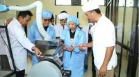 Menteri BUMN Rini Soemarno didampingi Bupati Anas saat meninjau pabrik cokelat.