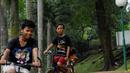 Anak - anak bermain sepeda di Taman Langsat, Kebayoran Baru, Jakarta Selatan (Liputan6.com/Andrian Martinus Tunay)