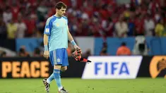 Kapten Timnas Spanyol, Iker Casillas, tertunduk usai dikalahkan Chile 0-2 di Stadion Maracana, Rio de Janeiro, Brasil, (19/6/2014). (AFP PHOTO/Lluis Gene)