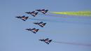 Jet tempur Tiongkok melakukan atraksi udara dalam acara Zhuhai Air Show, di Provinsi Guangdong, Tiongkok, Selasa (1/11). Tiongkok diprediksi akan mengambil alih posisi AS sebagai pasar penerbangan top dunia dalam dekade berikutnya. (REUTERS/ China Daily)