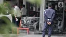 Petugas melakukan olah TKP usai kebakaran di SPBU Jalan MT Haryono, Jakarta, Senin (2/12/2019). Kebakaran terjadi setelah sebuah mobil menabrak mesin pengisian BBM pada 1 Desember 2019 sekitar pukul 23.30 WIB. (merdeka.com/Iqbal Nugroho)