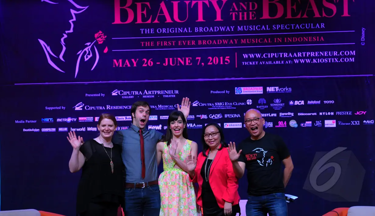 Para pemeran 'Disney's Beauty and The Beast The Original Broadway Musical Spectacular' usai jumpa pers di Ciputra Artpreneur Theater, Jakarta, Senin (20/4/2015). Pertunjukan tersebut akan digelar pada 26 Mei - 7 Juni 2015. (Liputan6.com/Faisal R Syam)