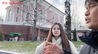 Momen Billy Syahputra Ajak Viktoriya Kolesnaya ke Masjid di Minsk (Sumber: Youtube/Billy Syahputra)