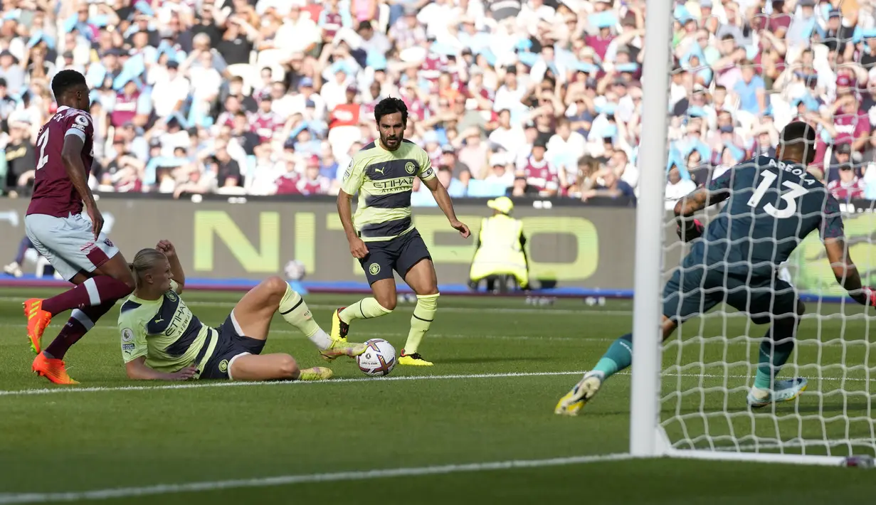 Pada babak kedua, West Ham bermain lebih terbuka. Namun, Manchester City juga tak mengendurkan ancaman ke gawang The Hammers. (AP/Frank Augstein)