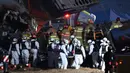 Dua orang awak pesawat dikabarkan berhasil diselamatkan. Sementara yang lainnya diduga tewas dalam kecelakaan tersebut. (JUNG YEON-JE/AFP)