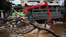 Alat berat beroperasi mengangkut sampah yang menumpuk di Pintu Air Manggarai, Jakarta, Selasa (4/12). Tingginya intensitas hujan di wilayah Jabodetabek membuat sampah yang terbawa arus sungai menumpuk di Pintu Air Manggarai. (Liputan6.com/Faizal Fanani)