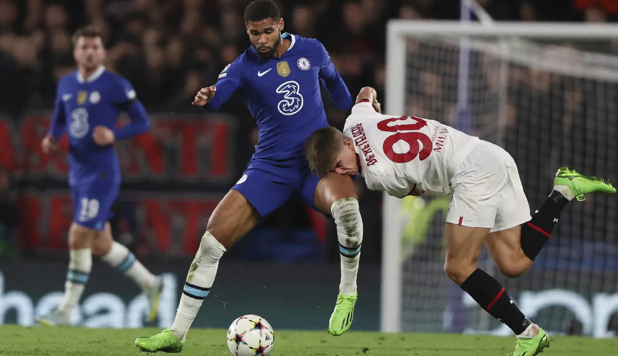 Ruben Loftus-Cheek menggantikan posisi Kante yang sedang dilanda cedera. Pada saat Chelsea menang 3-0 lawan Milan, Loftus-Cheek tampil penuh dan menunjukkan performa yang luar biasa. Loftus-Cheek membuat fans Chelsea untuk sejenak tidak merindukan Kante. Ketika pulih dari cedera, Kante harus bekerja keras untuk menggusur tempat Loftus-Cheek di skuat utama Chelsea. (AP Photo/Ian Walton)
