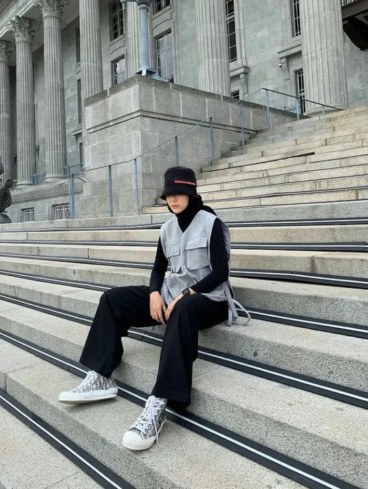 Buatmu yang menyukai gaya sporty, vest berdetail saku, celana kulot, inner serta pashmina warna hitam ini, layak kamu coba. (Instagram/strngrrr).