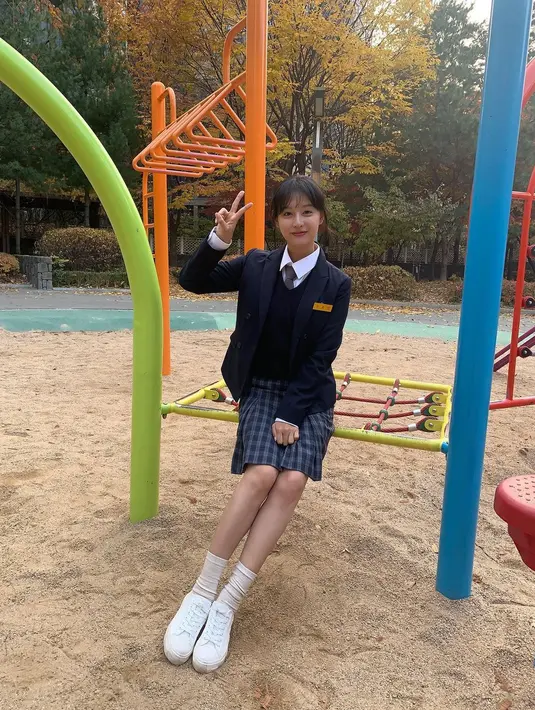 Kim Ji Won dengan tampilannya mengenakan seragam SMA. Di sini, ia tampil super manis dan awet muda dengan rambut berponi. [Foto: Instagram/geewonii]