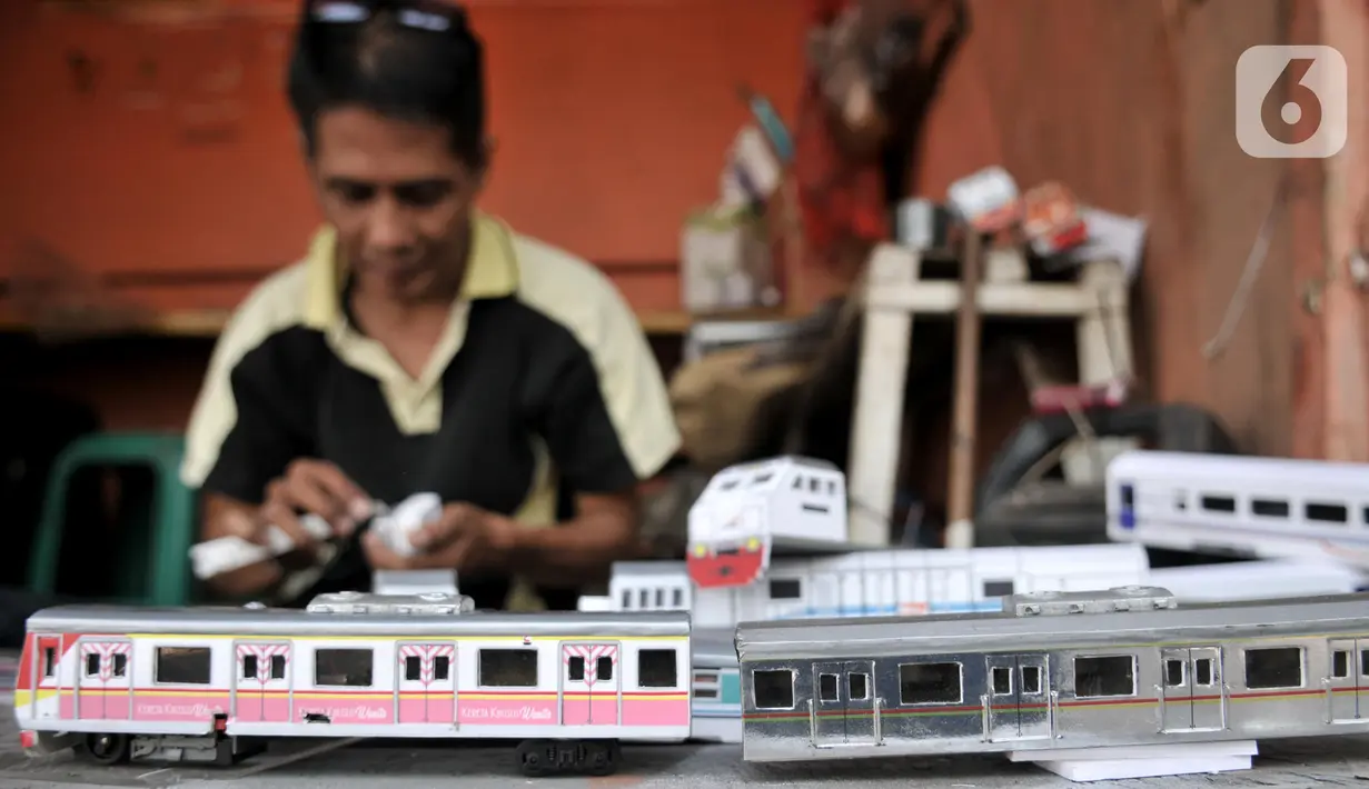 Iskandar (52) saat menyelesaikan pembuatan miniatur kereta api di kawasan Manggarai, Jakarta, Kamis (21/11/2019). Sudah 6 tahun bapak dari 2 anak ini menekuni profesi sebagai pembuat miniatur kereta api berbagai jenis, mulai dari KRL, kereta jarak jauh, hingga MRT. (merdeka.com/Iqbal S. Nugroho)