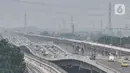 Arus kendaraan melintas di ruas Tol Layang Jakarta-Cikampek, Bekasi, Jawa Barat, Kamis (30/12/2021). Plt Kabagops Korlantas Polri Kombes Pol Dodi Darjanto mengungkapkan jumlah kendaraan yang meninggalkan Jakarta mengalami kenaikan 7,8 persen menjelang tahun baru 2022. (merdeka/com/Iqbal S Nugroho)