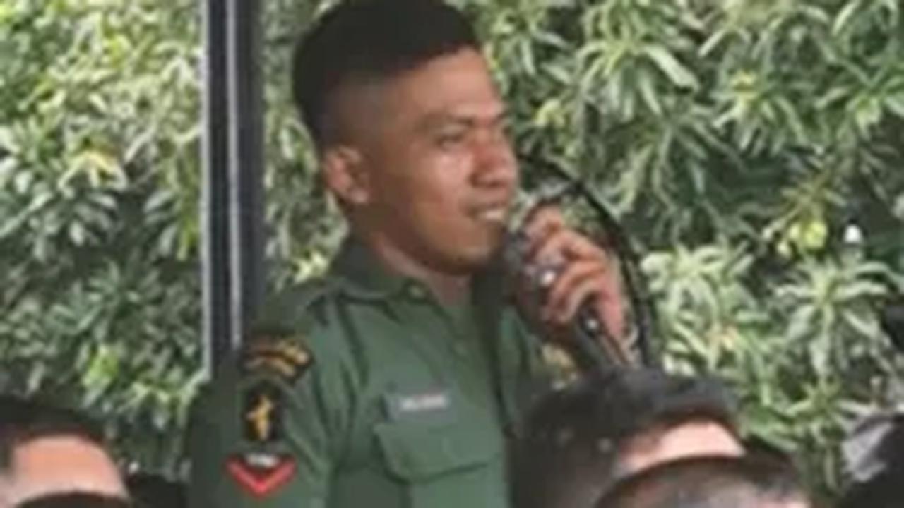Seorang prajurit TNI AD kemudian menjawab pertanyaan dari sang Panglima TNI. <br>