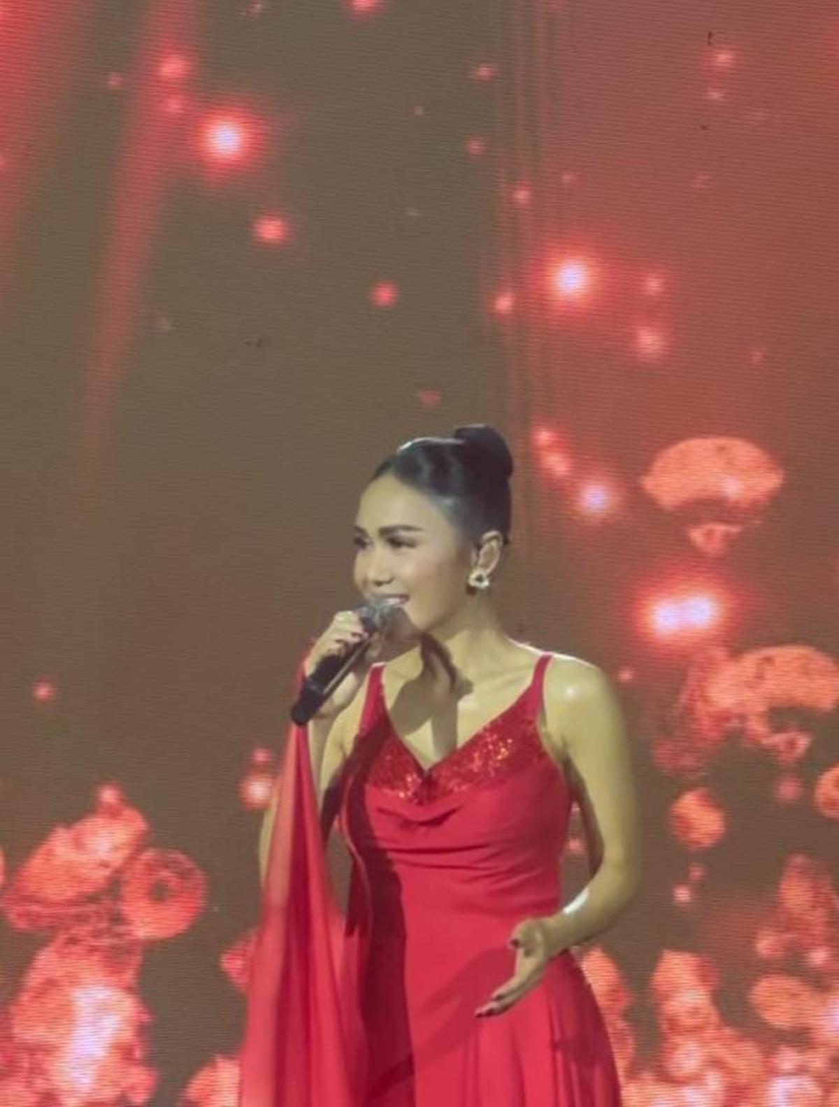 Pesona Yuni Shara Pakai Dress Merah Panjang saat Konser Tunggal Perdana di Istora Senayan