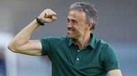 Pelatih Spanyol, Luis Enrique tampak puas timnya mampu menutup babak pertama dengan skor 2-0. (Foto: AP/Pool/Jose Manuel Vidal)