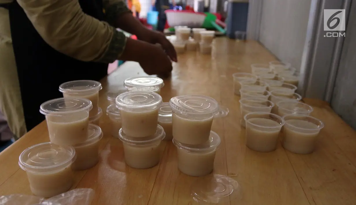 Petugas menyiapkan takjil untuk persiapan berbuka puasa di dapur umum Masjid Istiqlal, Jakarta, Senin (21/5). Istiqlal setiap harinya memasak makanan untuk berbuka puasa sebanyak 1.000 kotak makan yang dibagikan secara gratis. (Liputan6.com/Arya Manggala)