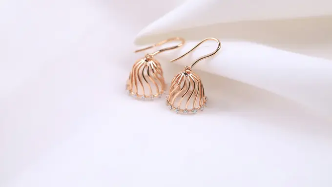 Ilustrasi anting-anting, perhiasan emas, aksesoris