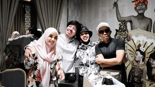 Tidak Bareng Thariq, Ini 6 Potret Atta Halilintar Beri Kejutan Ultah Untuk Ibunda