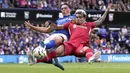 Gelandang Liverpool, Luis Diaz (kanan) berebut bola dengan bek Ipswich Town, Jacob Greaves pada laga pekan pertama Premier League 2024/2025 di Portman Road Stadium, Ipswich, Sabtu (17/8/2024). (AP Photo/Alastair Grant)