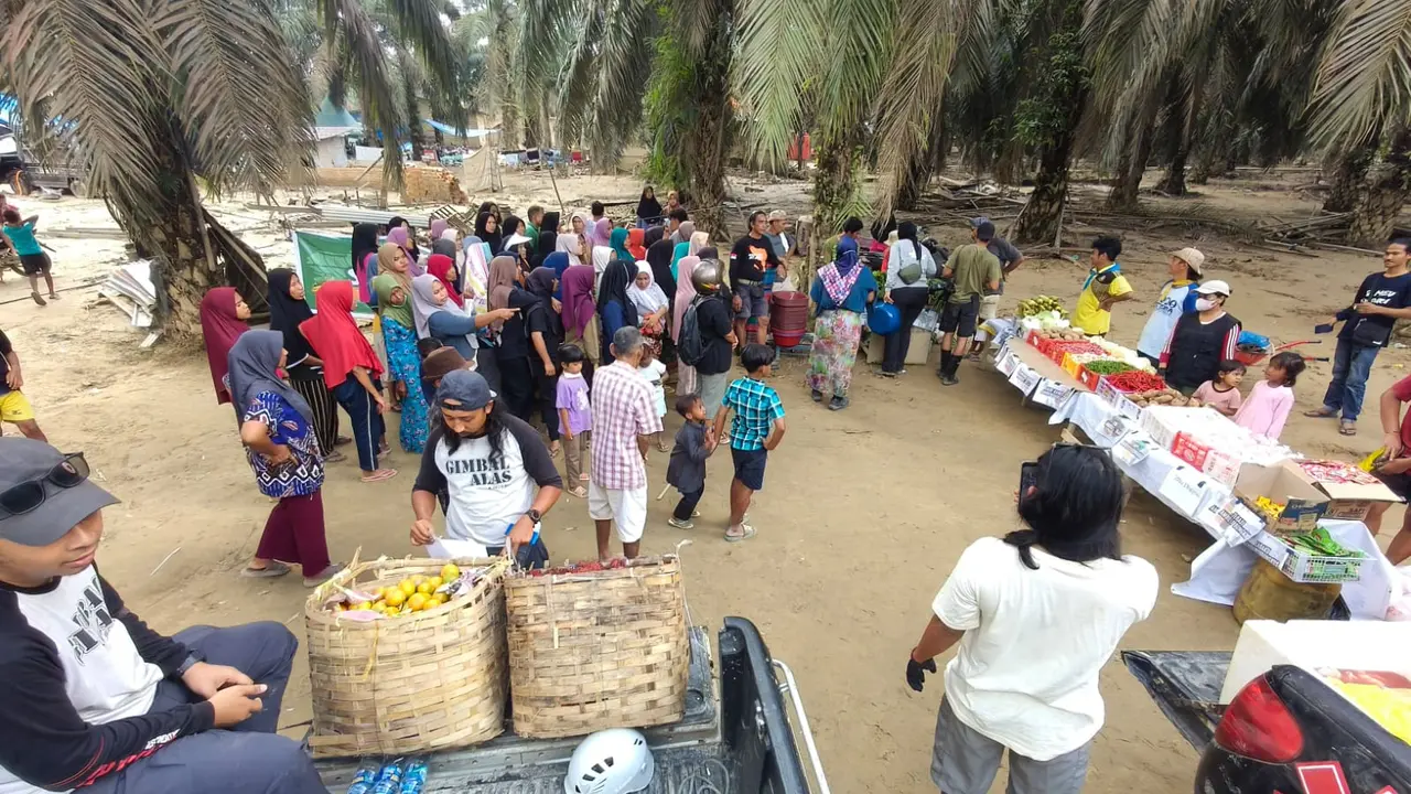 Senyum Ibu-ibu Korban Banjir Bandang Aceh Dapat Jatah di Lapak Sayur Galia, dari Wortel hingga Telur