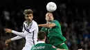 Jerman Thomas Mueller (kiri) duel udara dengan pemain Republik Irlandia David Meyler pada Kualifikasi Piala Eropa 2016 Grup D, Jerman vs Republik Irlandia di Sation Aviva, Dublin, Kamis (8/10/2015). Jerman menyerah 0-1. (AFP Photo / Tobias Schwarz)