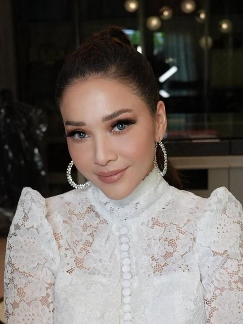 Pilihan Model Dress Brokat Putih Maia Estianty, Tampil Elegan dan Berkelas